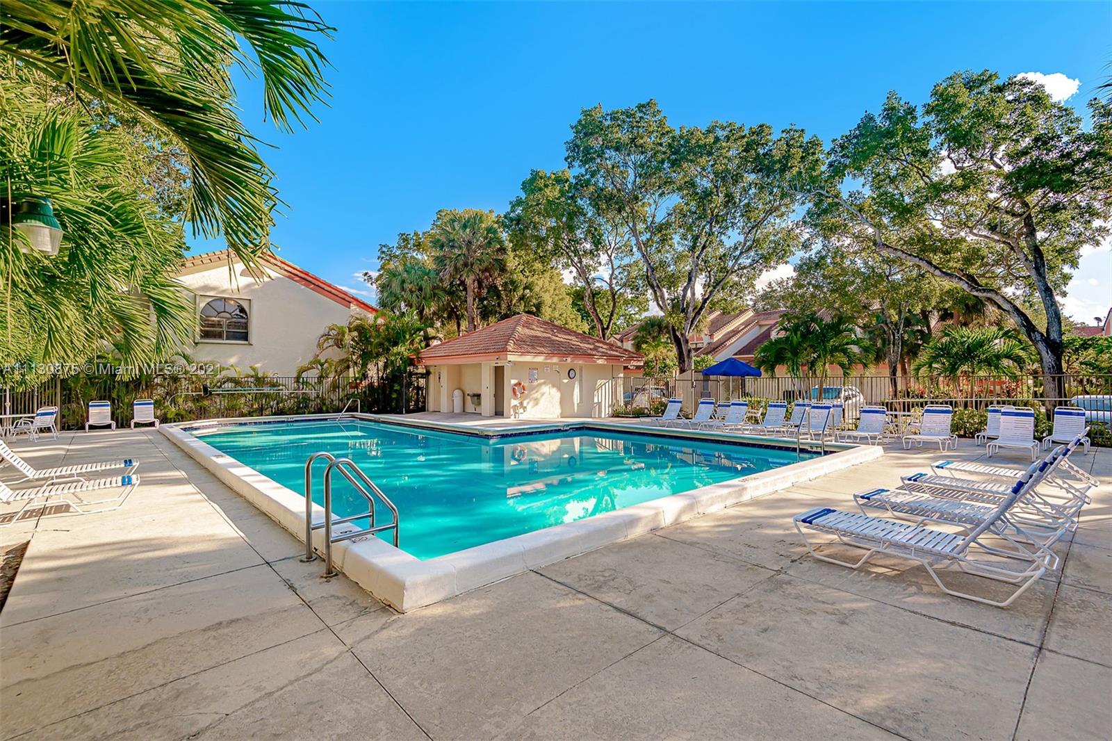 Apartamento en venta en 3207 Old Oak Ln 1103, Hollywood, FL 33021