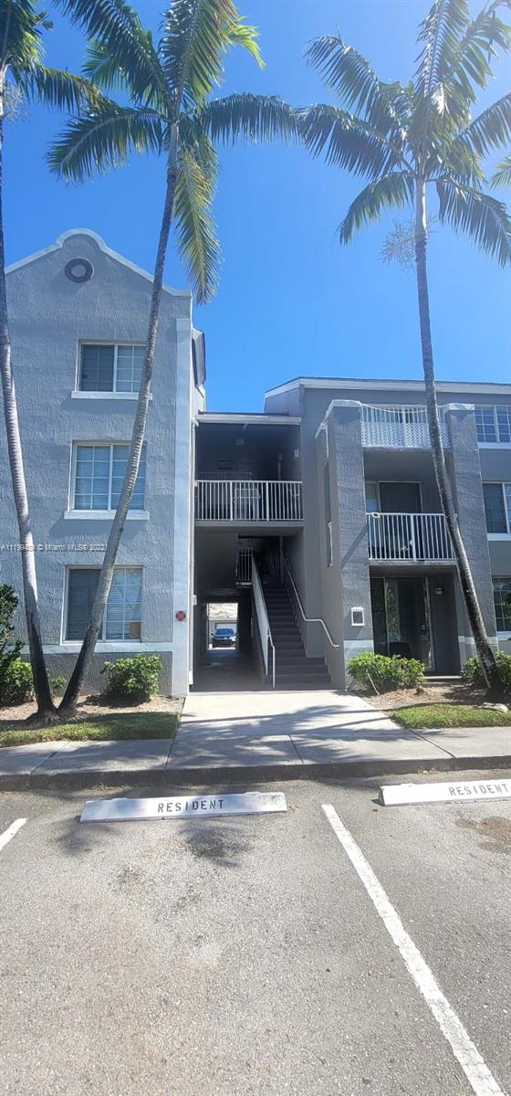 Apartamento en venta en 11177 SW 8th St 303, Pembroke Pines, FL 33025