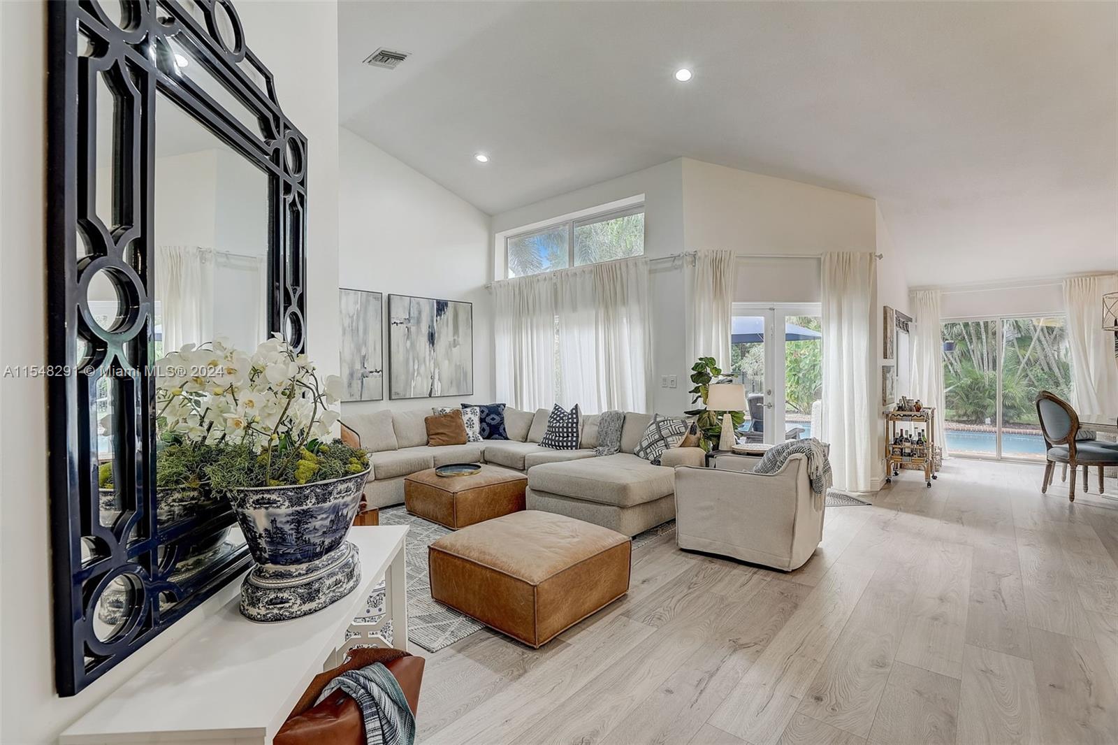 Casa en venta en 1614 Newport Ln, Weston, FL 33326, image size:1600x1066